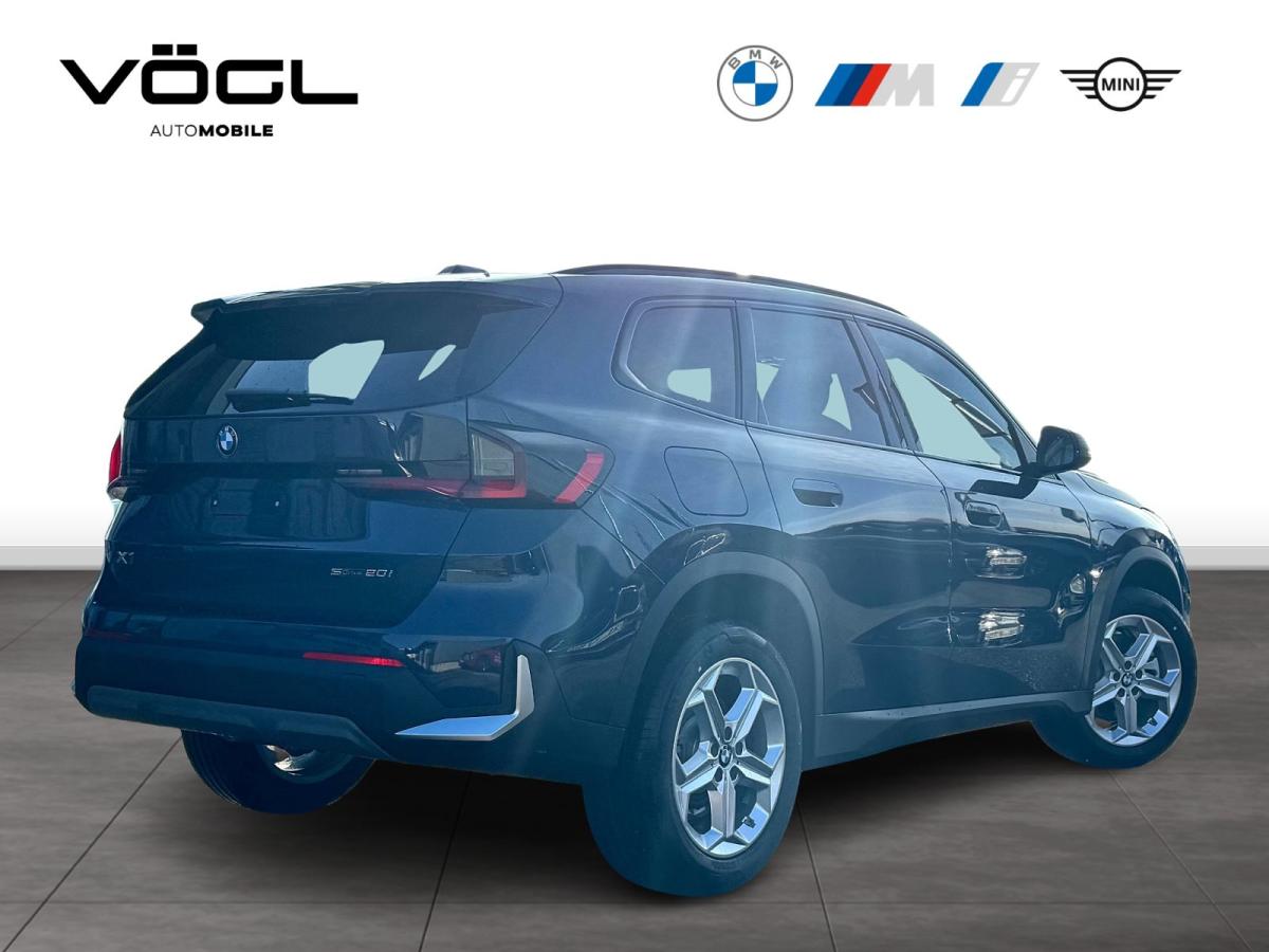 BMW X1 sDrive20i von der Seite in Blau