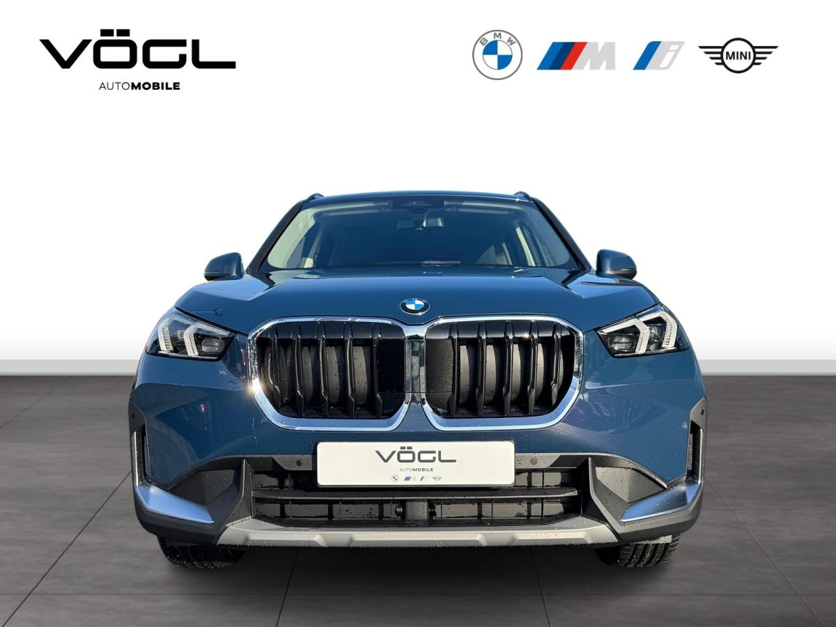 BMW X1 sDrive20i von vorne in Blau