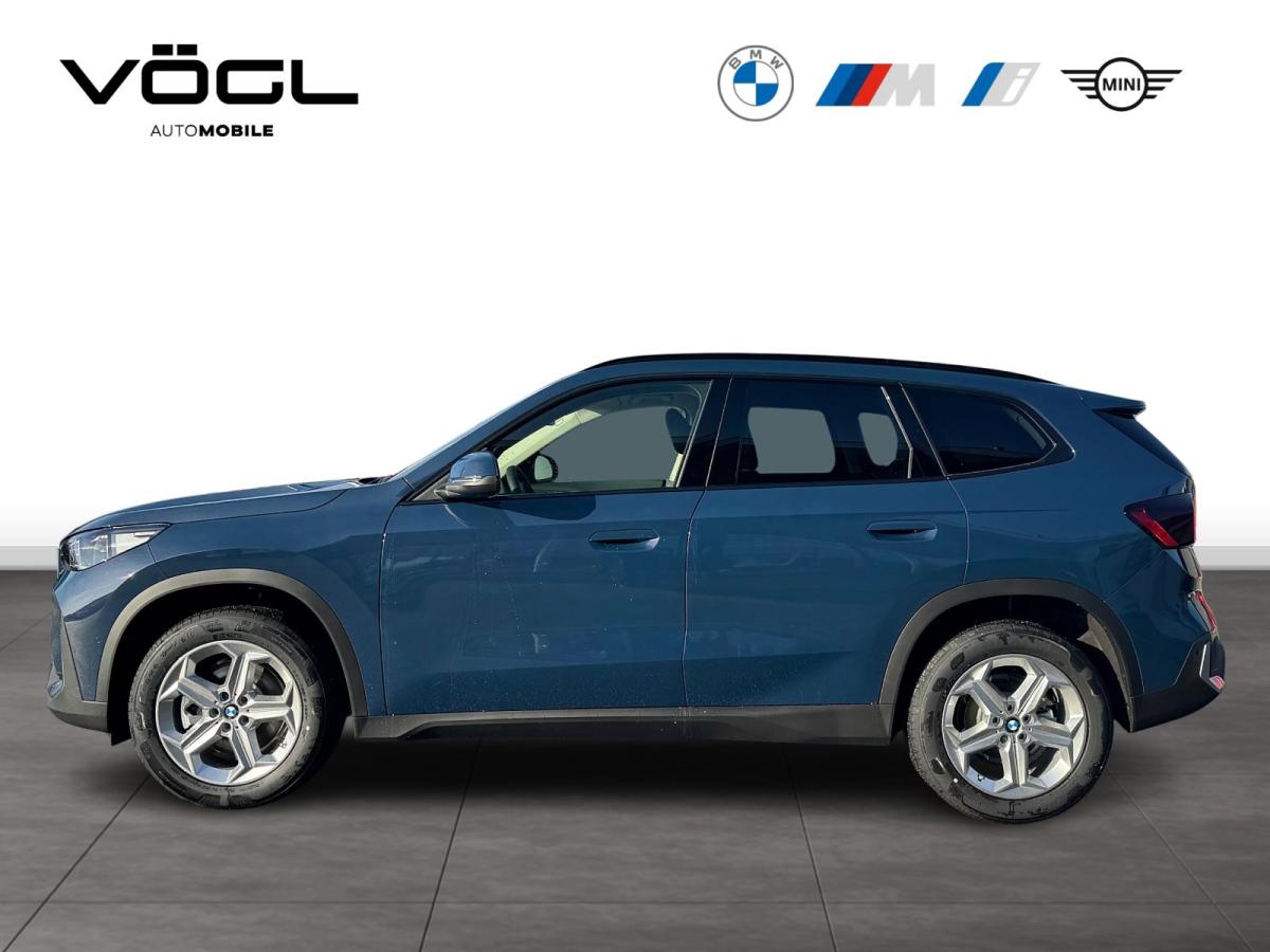 BMW X1 sDrive20i von der Seite in Blau