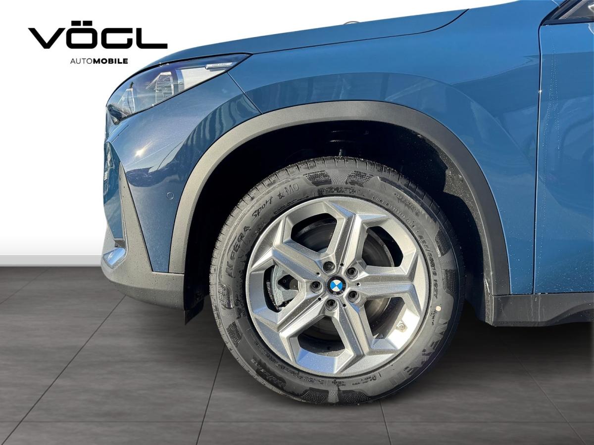 BMW X1 sDrive20i mit Detailansicht auf die Felgen