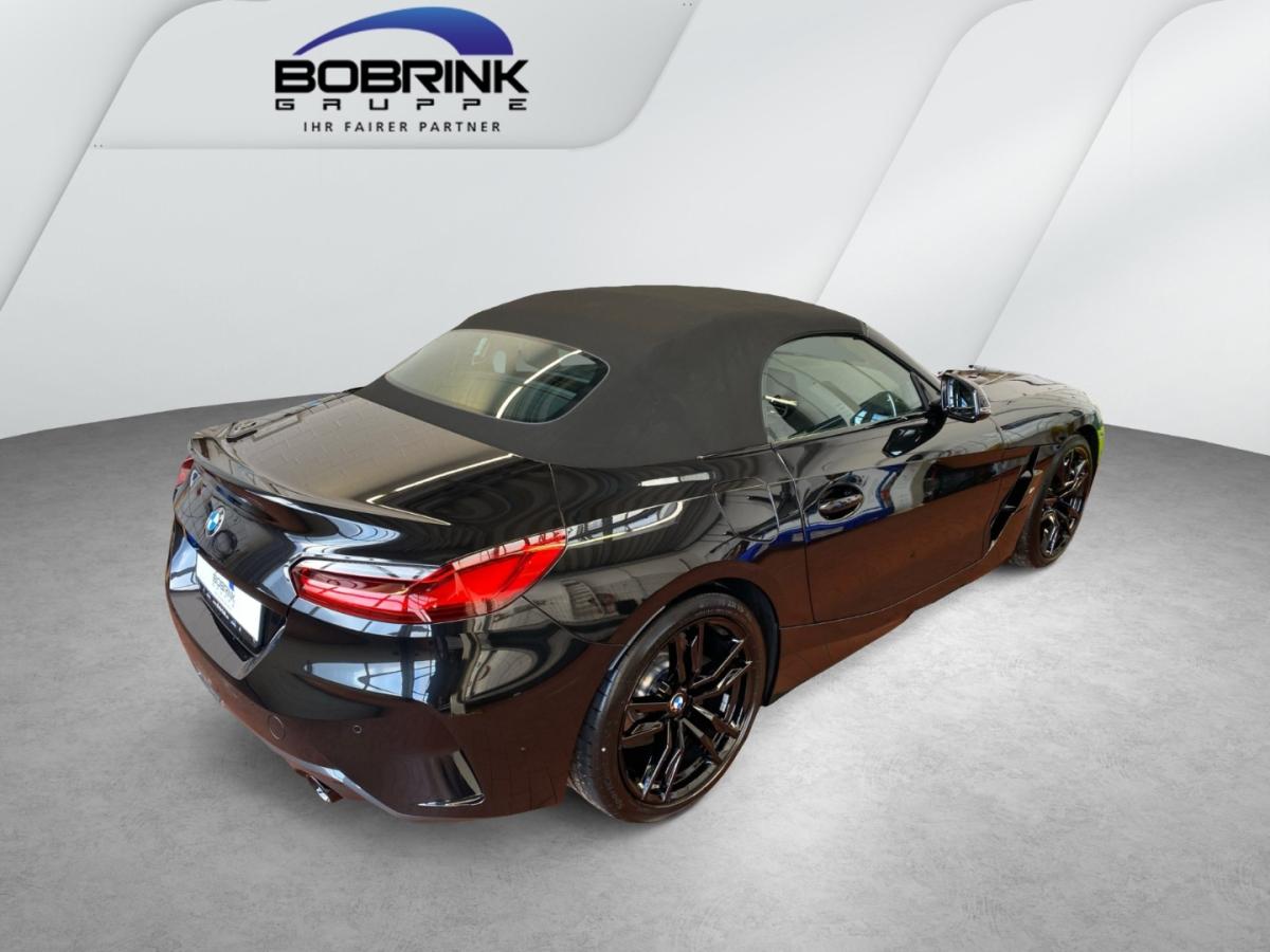 BMW Z4 sDrive20i von der Seite in Schwarz