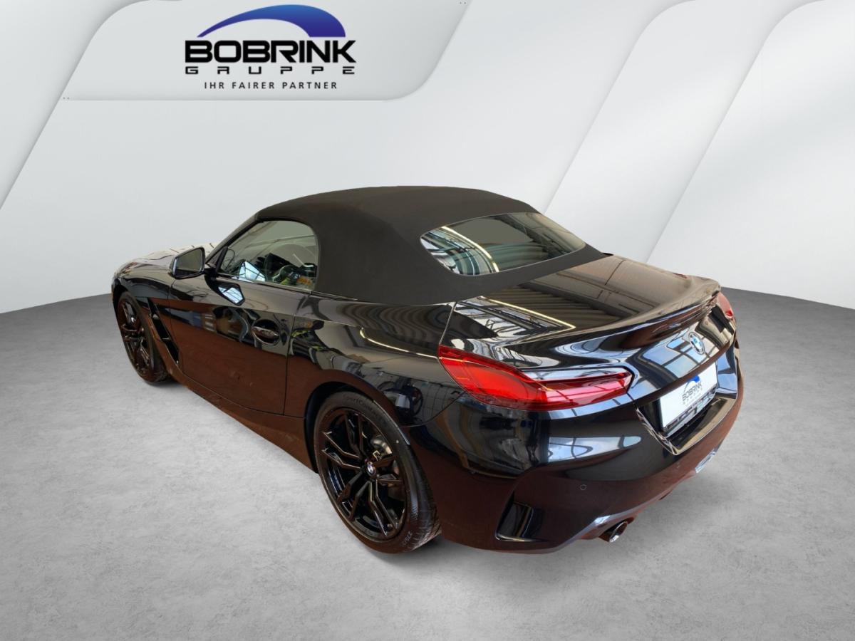 BMW Z4 sDrive20i von der Seite in Schwarz