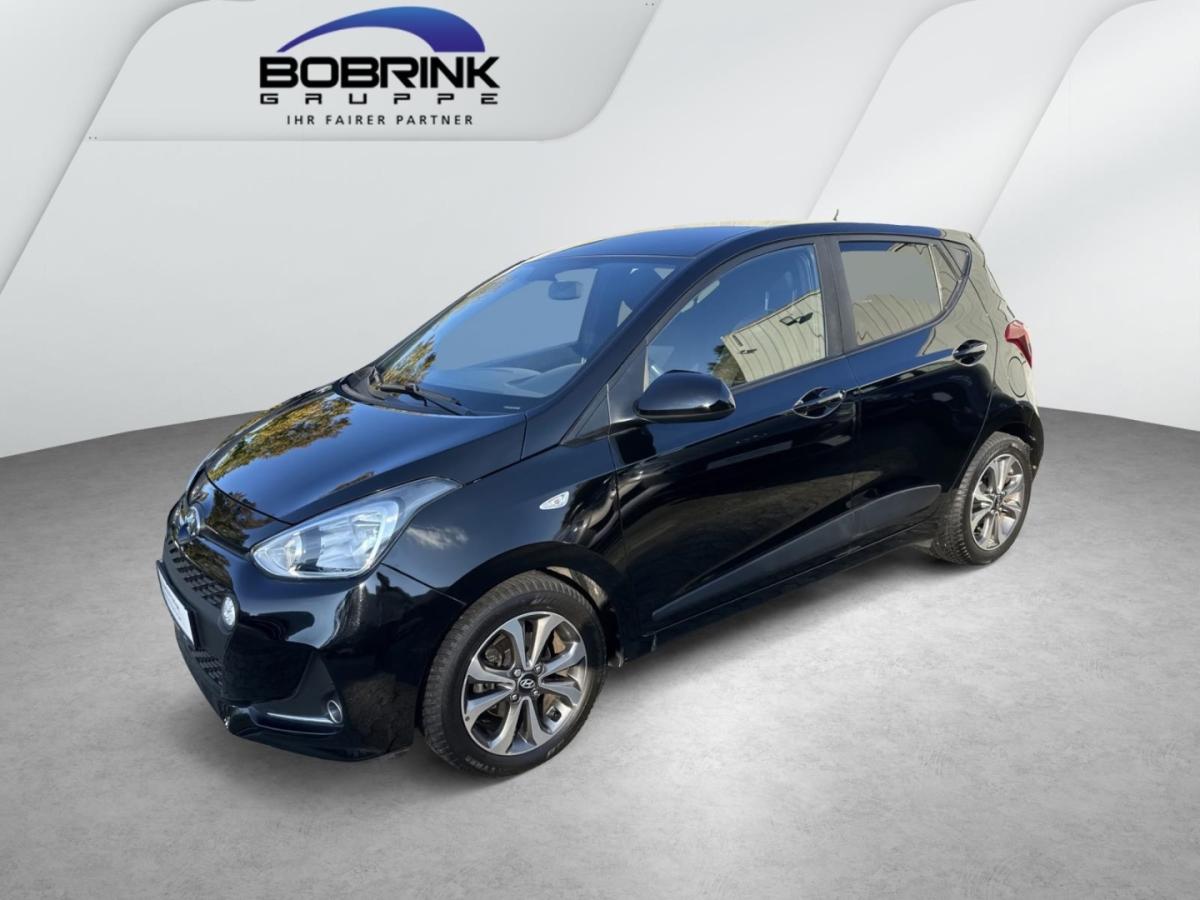HYUNDAI i10 in Schwarz von vorne