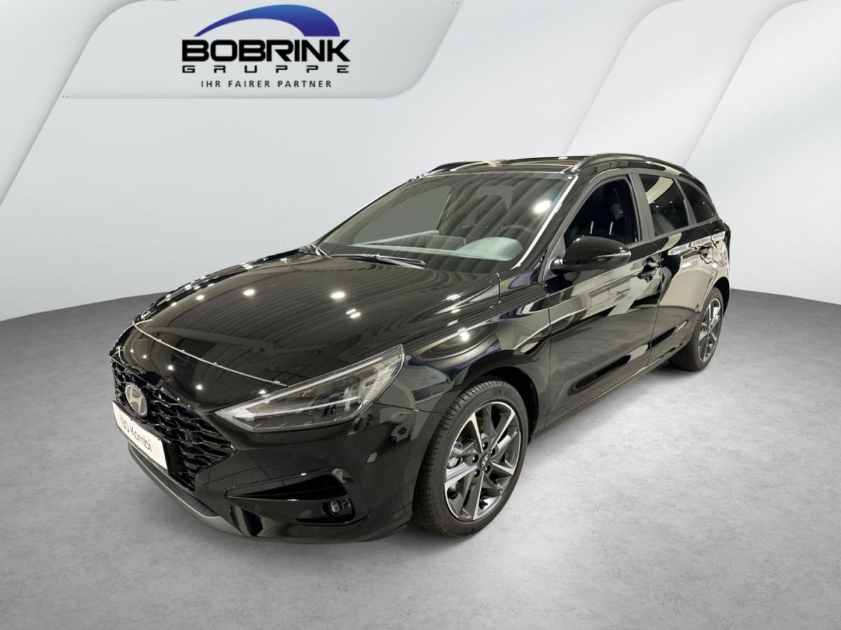 HYUNDAI i30 in Schwarz von vorne