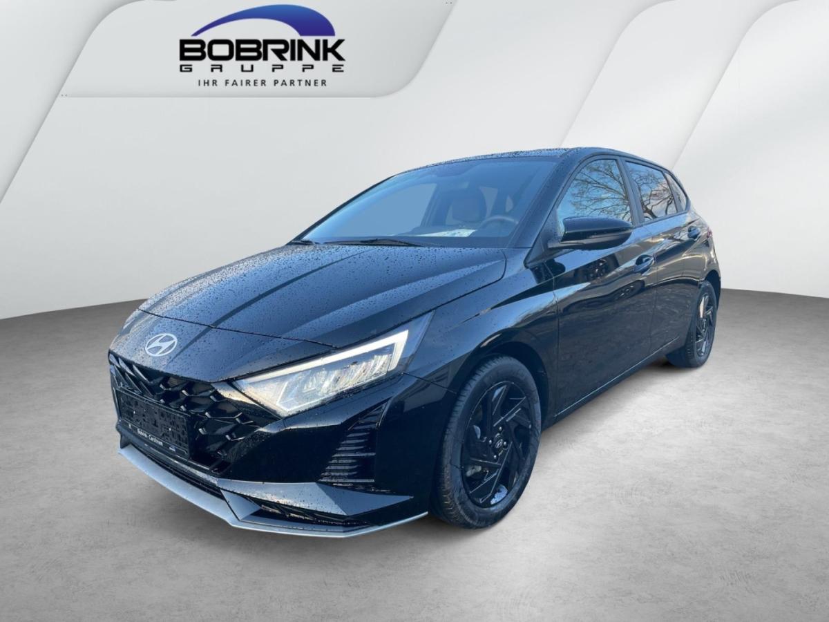 HYUNDAI i20 in Schwarz von vorne