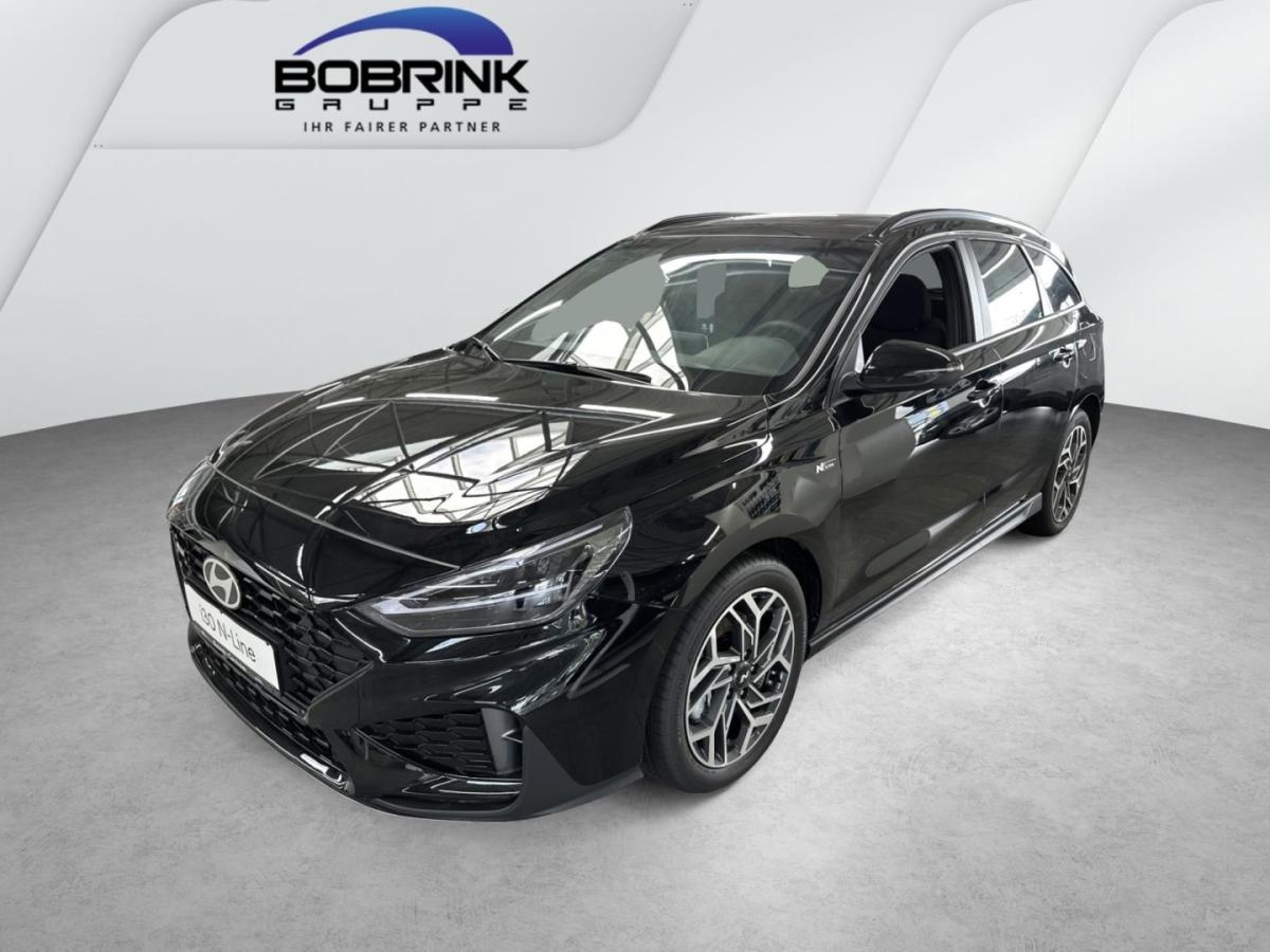 HYUNDAI i30 in Schwarz von vorne