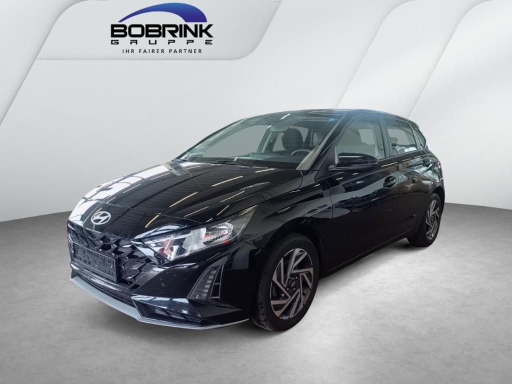 HYUNDAI i20 in Schwarz von vorne