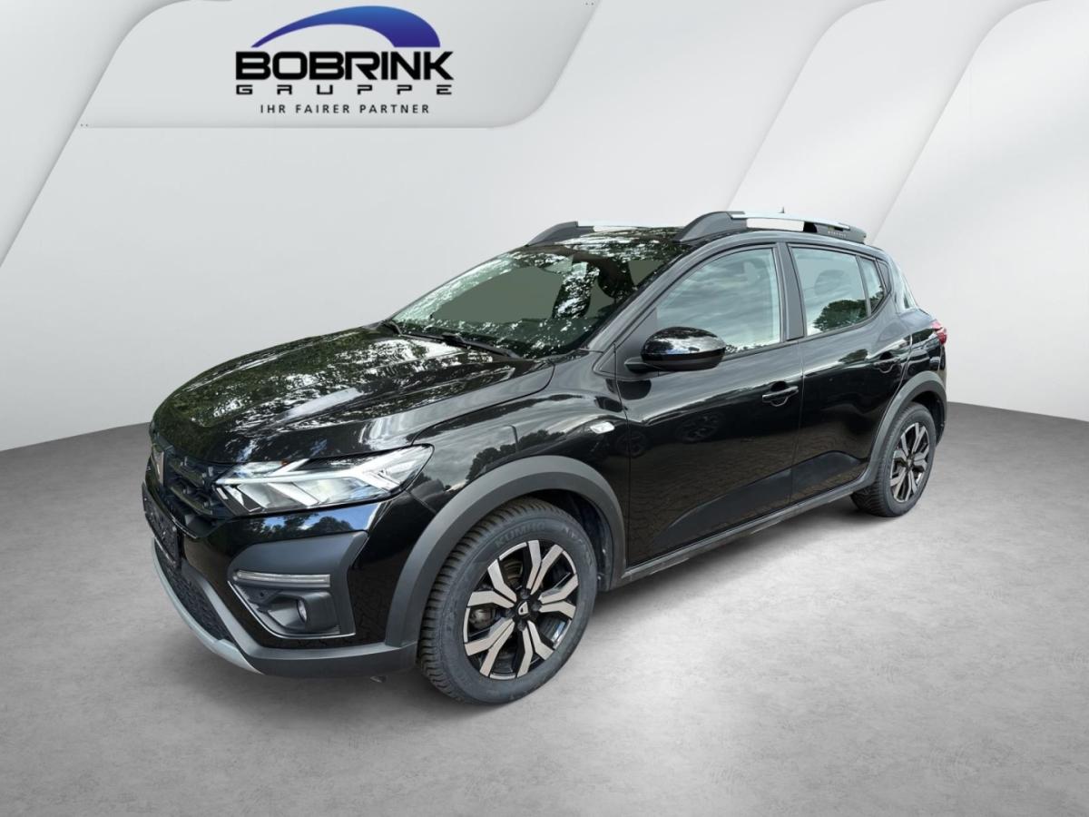 DACIA Sandero in Schwarz von vorne DACIA Sandero in Schwarz von vorne