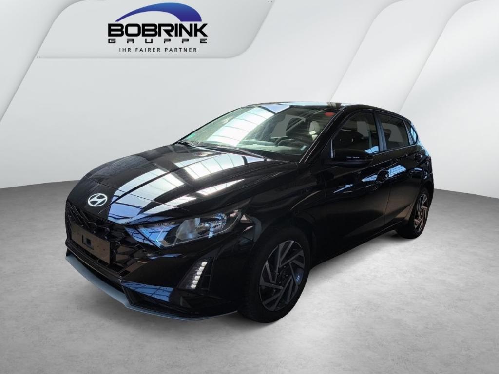 HYUNDAI i20 in Schwarz von vorne
