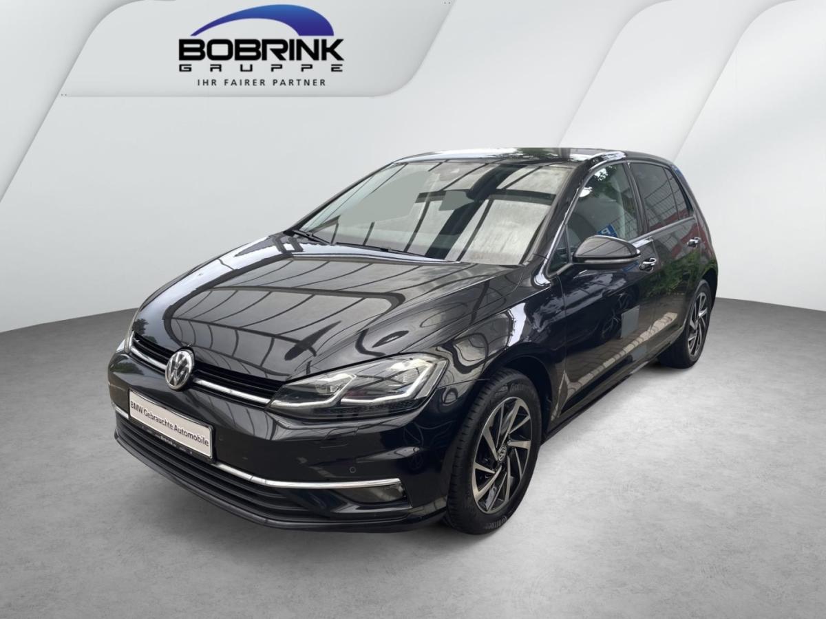 VW Golf in Schwarz von vorne