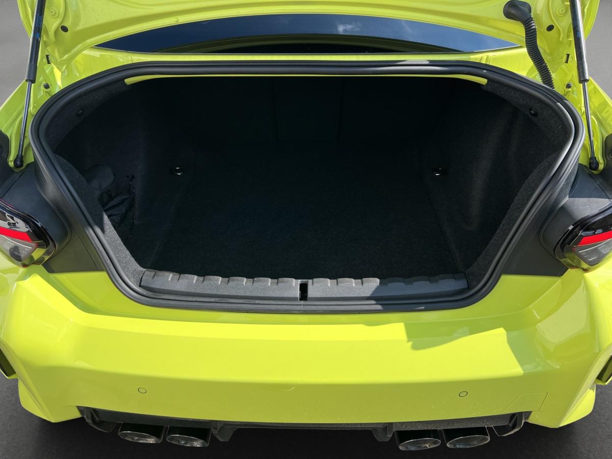 BMW M2 Coupe von hinten in Gelb