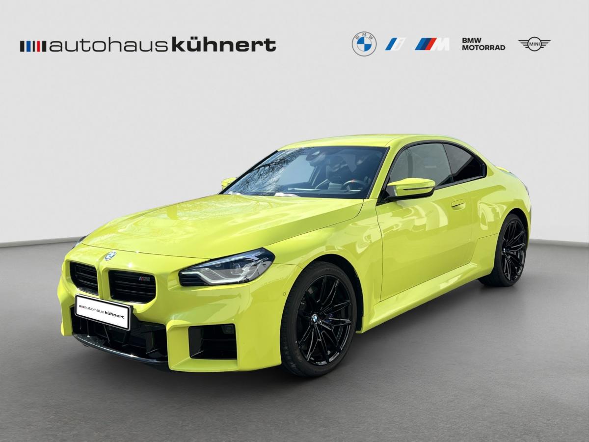 Mehrere Fahrzeuge im Bild