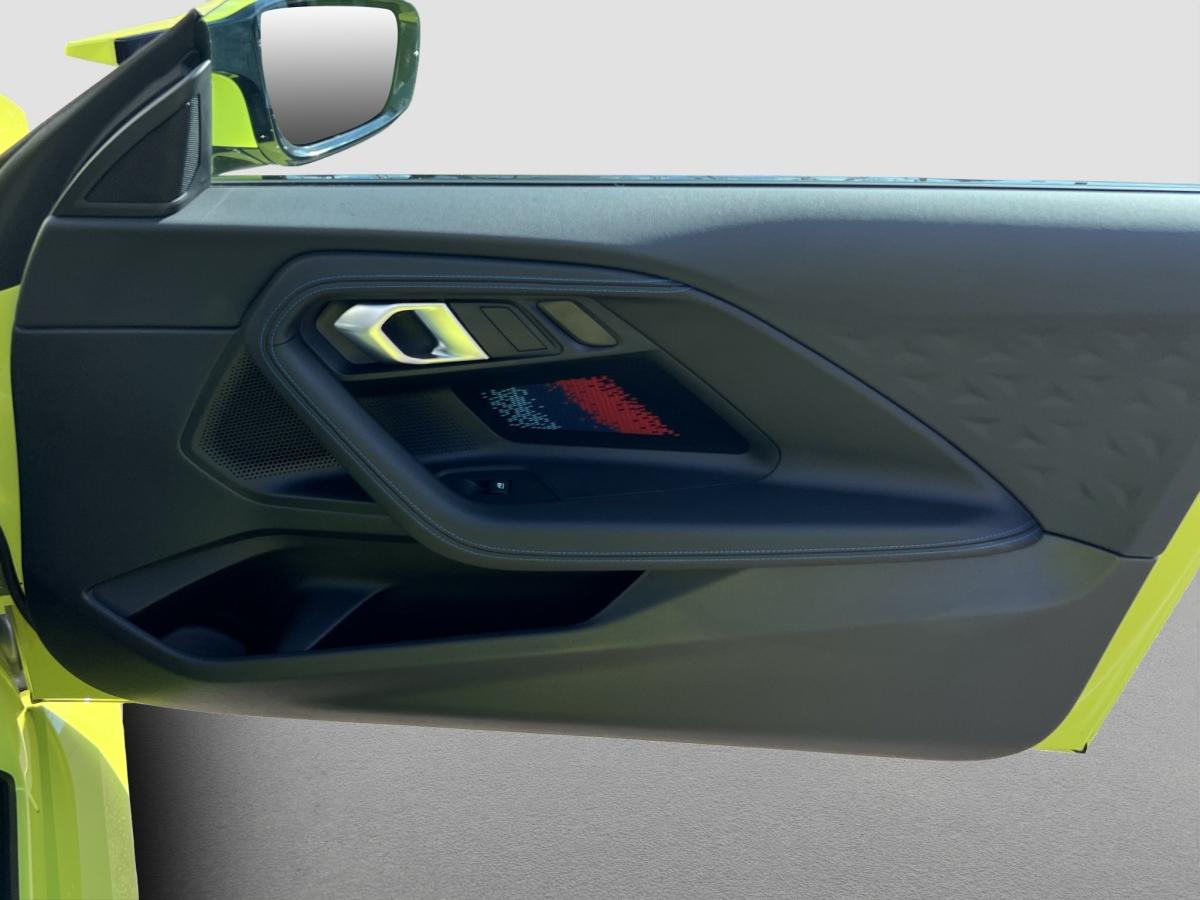 BMW M2 Coupe von hinten in Gelb