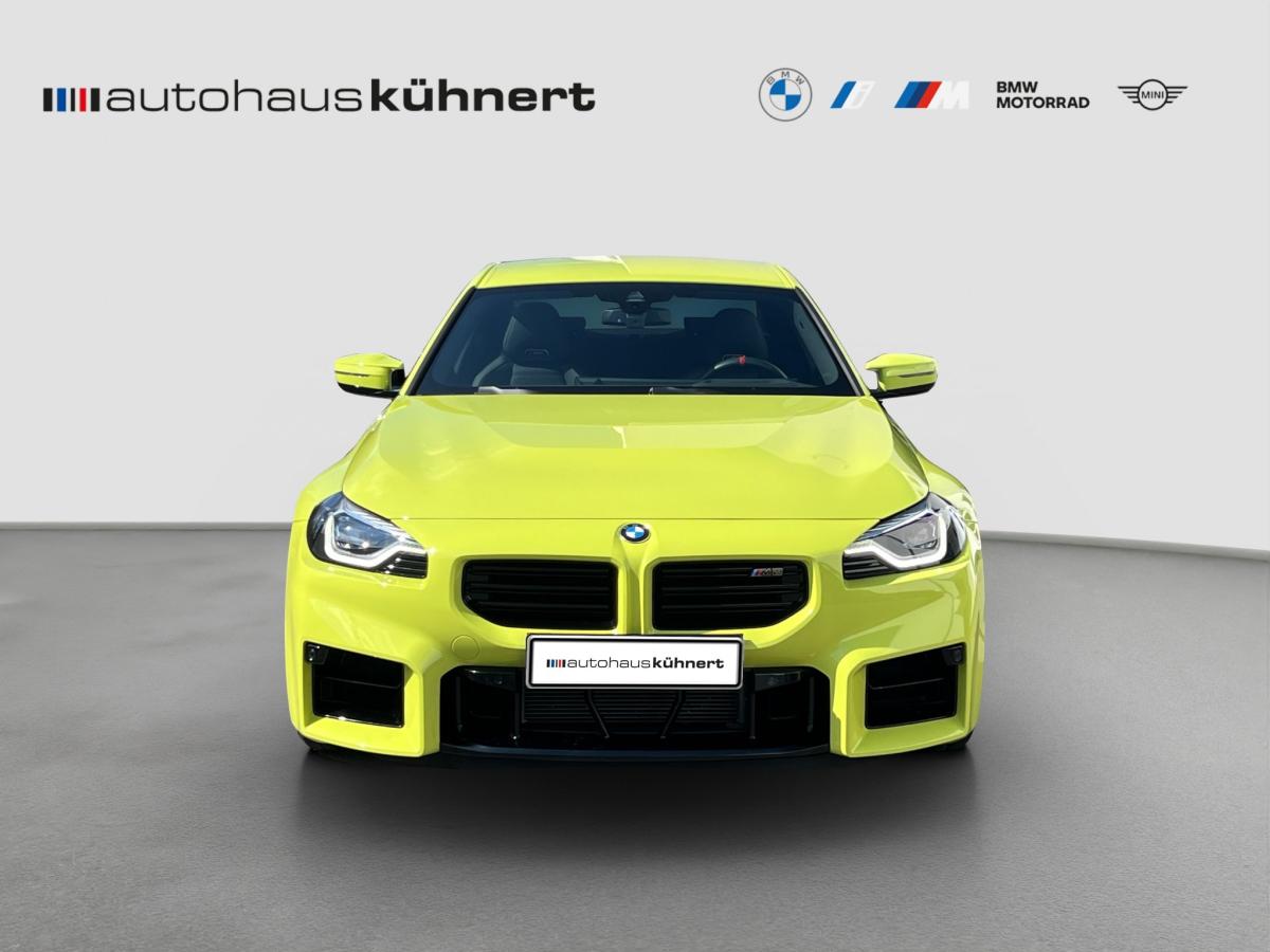 Mehrere Fahrzeuge im Bild