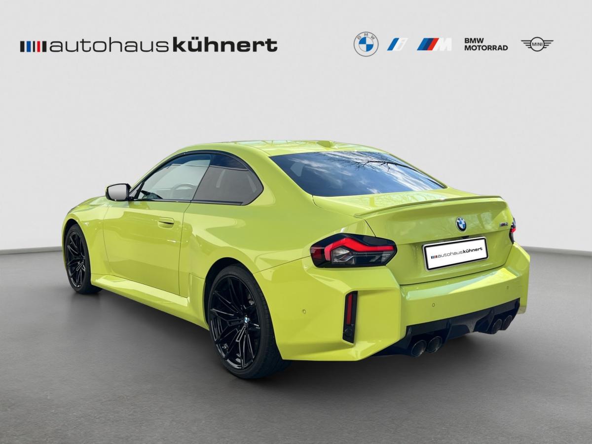 Mehrere Fahrzeuge im Bild