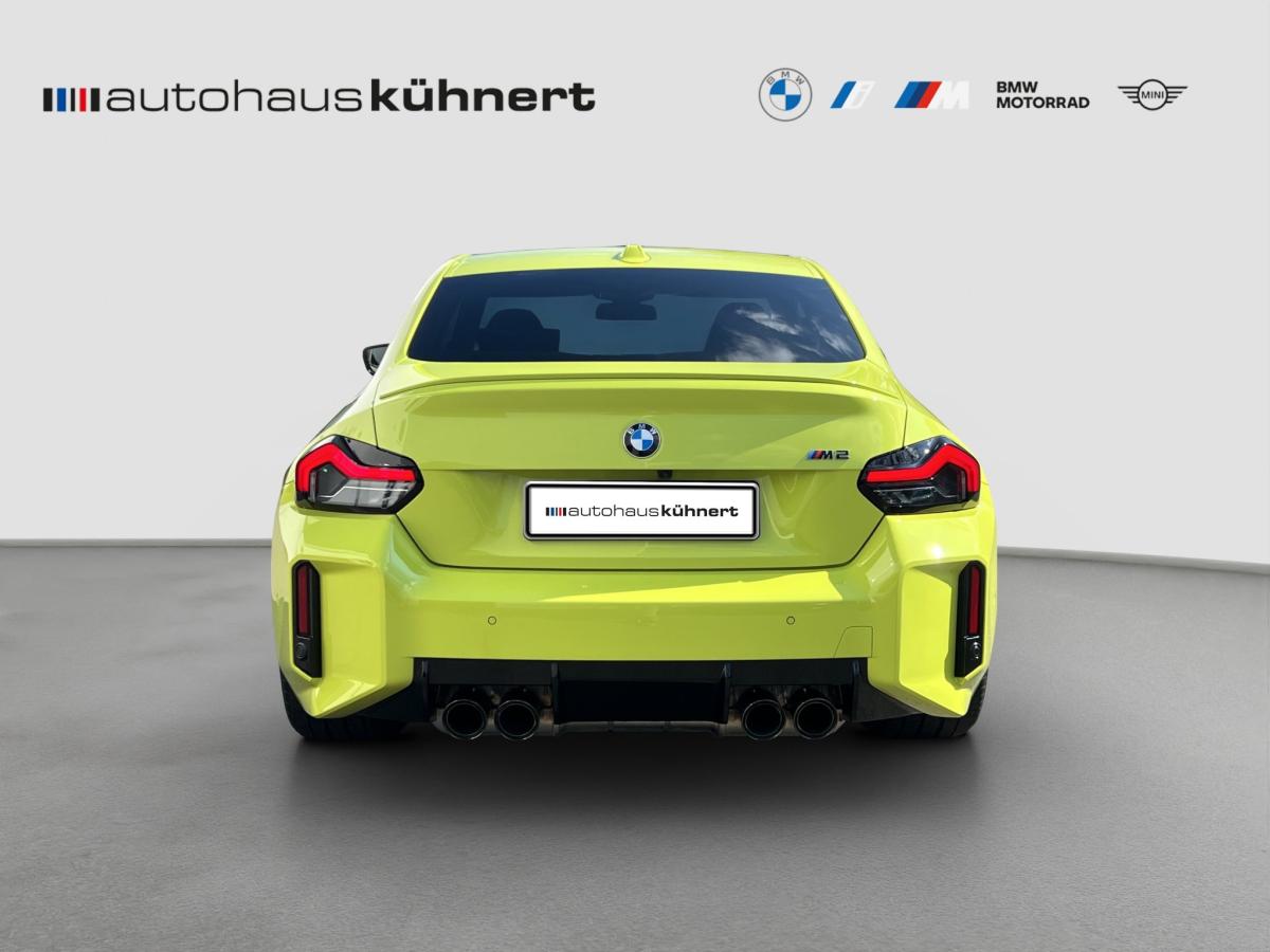 Mehrere Fahrzeuge im Bild