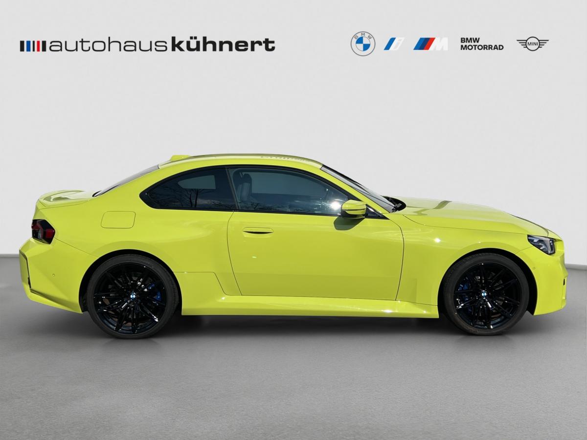 BMW M2 Coupe von der Seite in Gelb