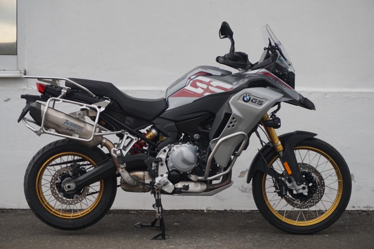 BMW F 850 GS ADVENTURE in Grau von vorne