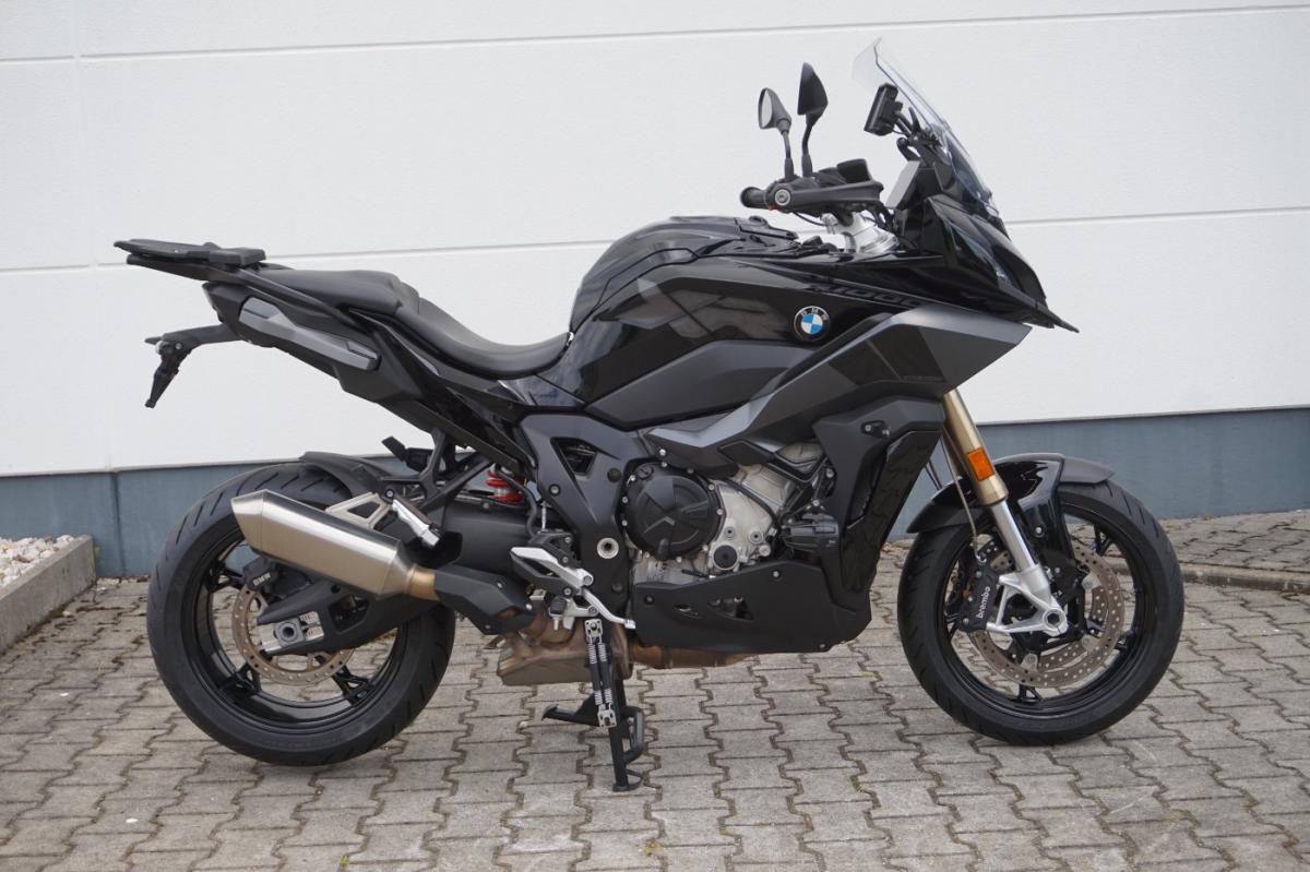 BMW S 1000 XR in Schwarz von vorne BMW S 1000 XR in Schwarz von vorne