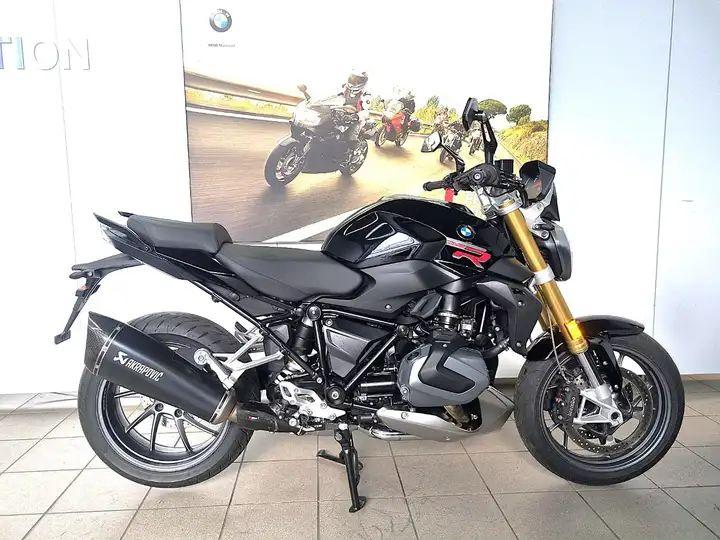 BMW R 1250 R in Schwarz von vorne
