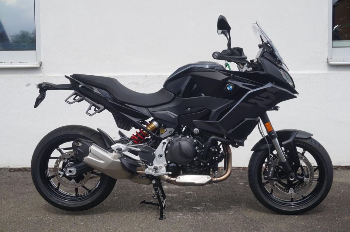 BMW F 900 XR A2 in Schwarz von vorne
