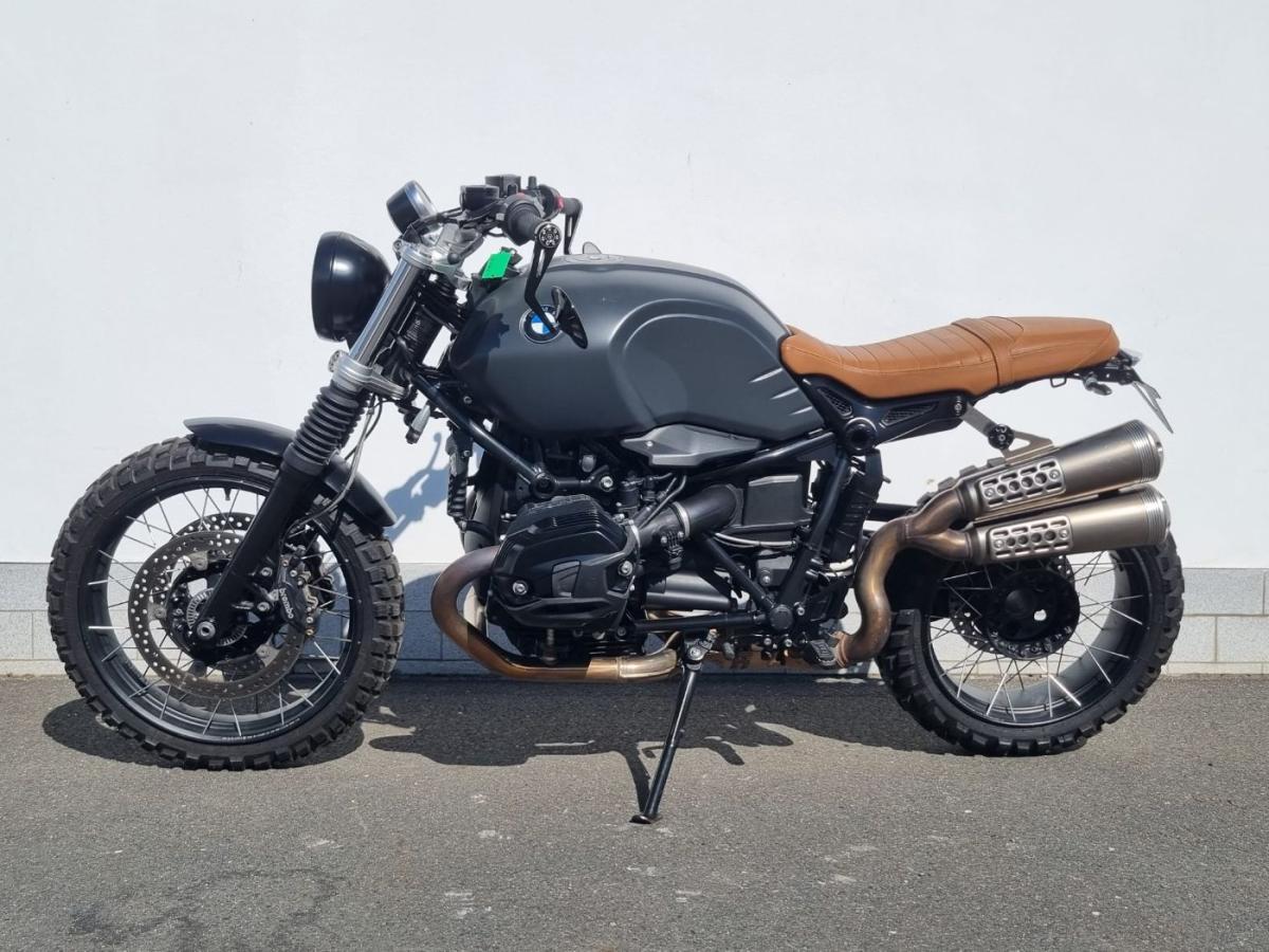 BMW in Grau von vorne
