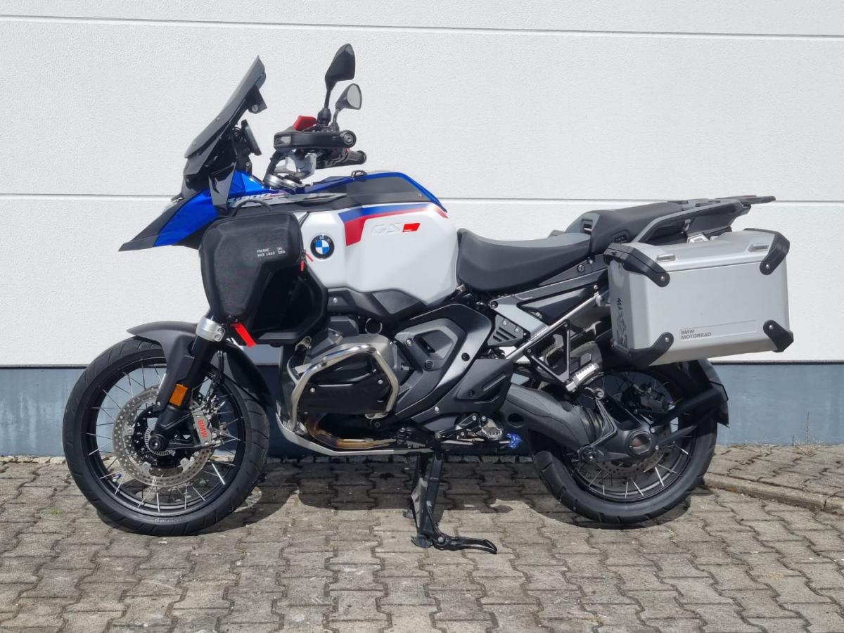 BMW R 1300 GS Adventure in Blau von vorne