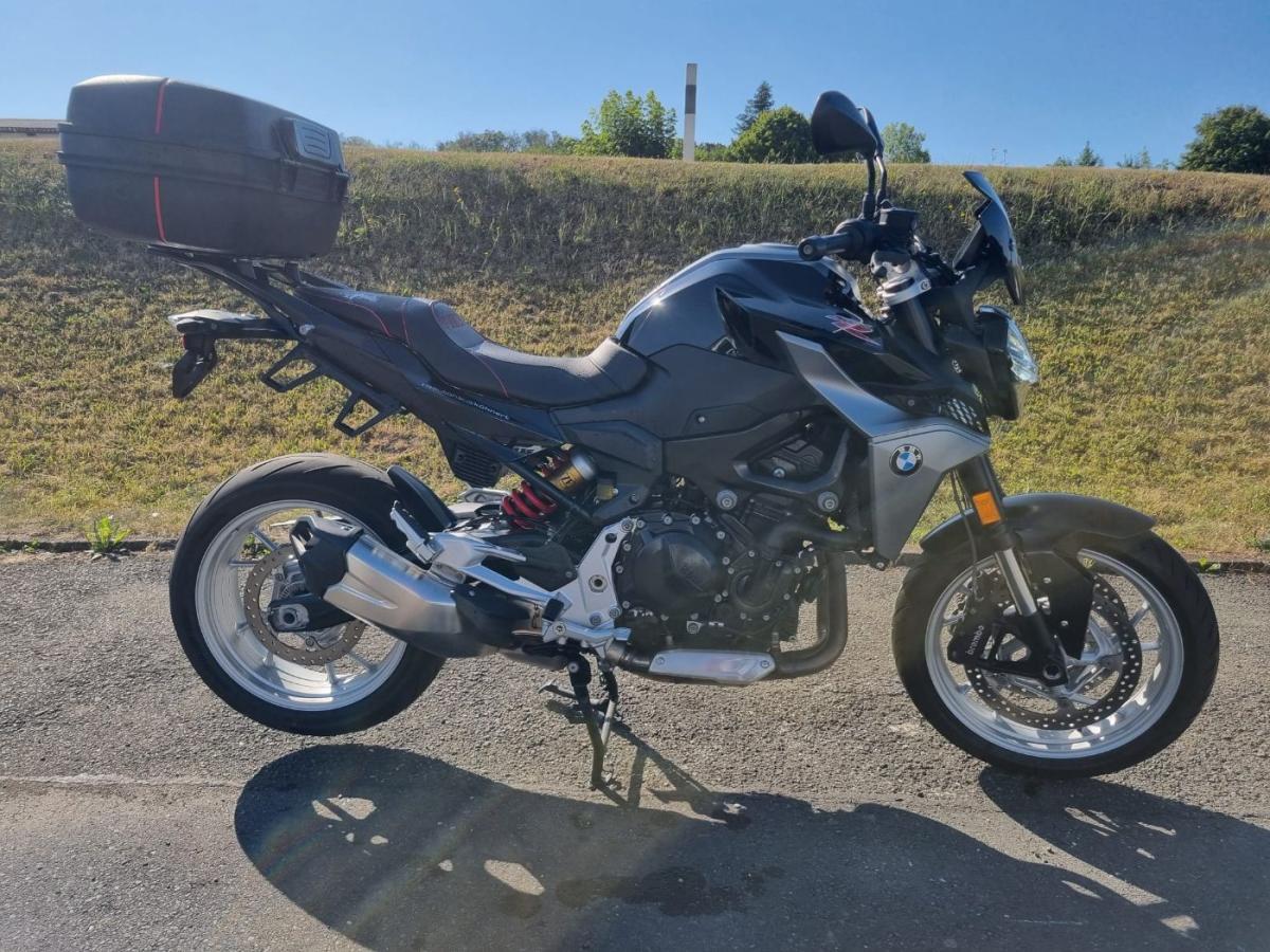 BMW F 900 R in Schwarz von vorne