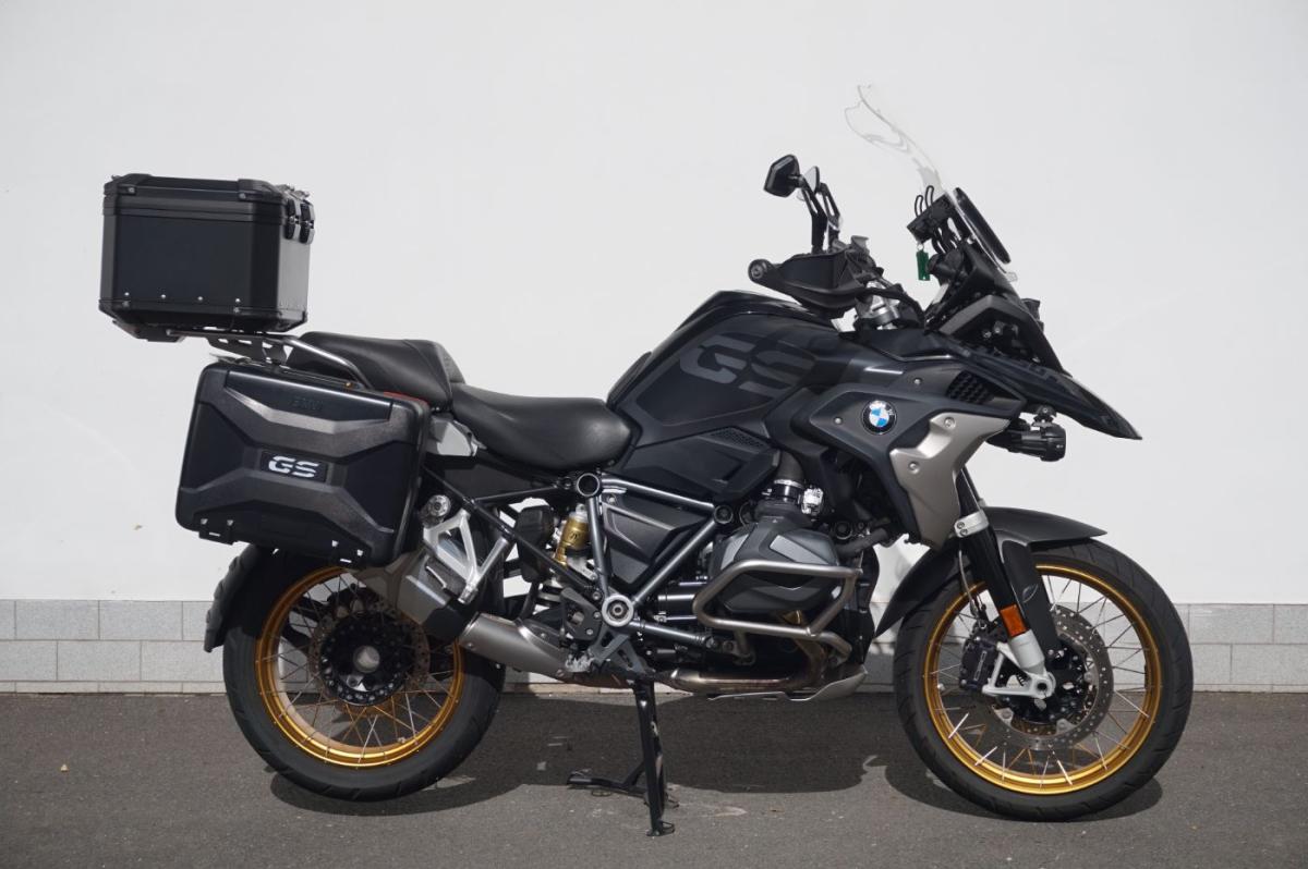 BMW R 1250 GS in Schwarz von vorne