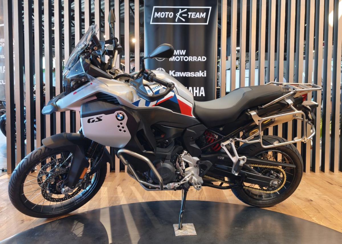 BMW F900GS Adventure in Silber von vorne