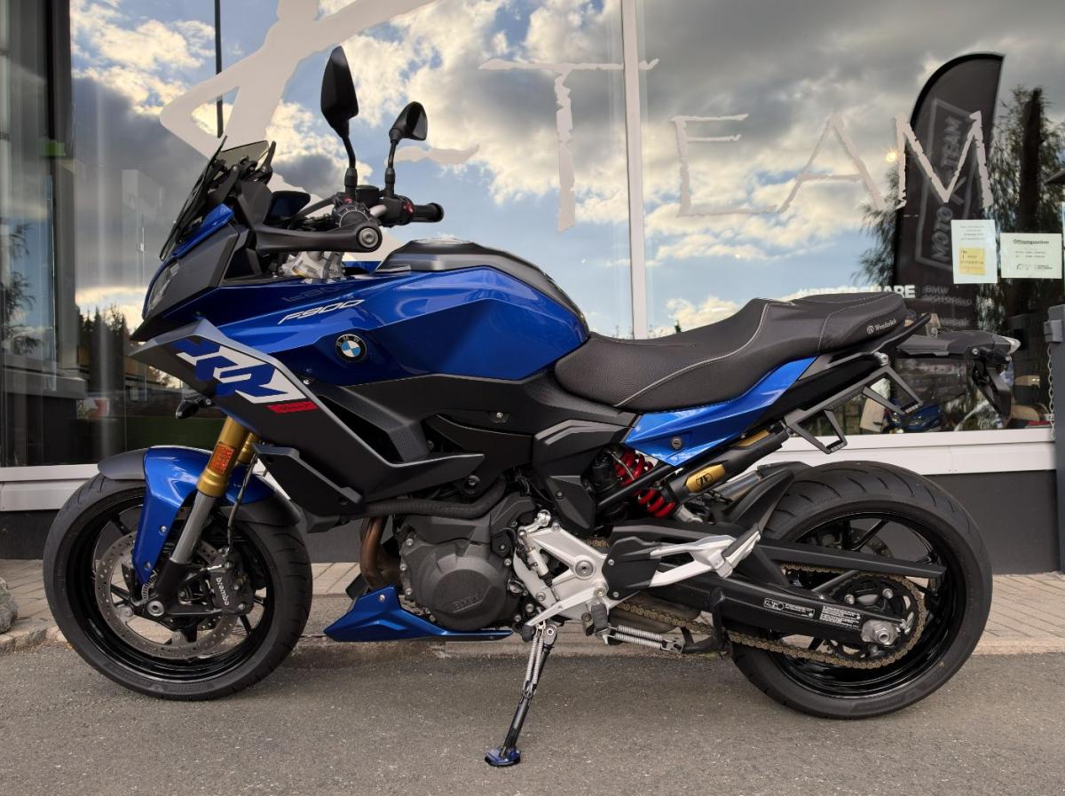 BMW in Blau von vorne