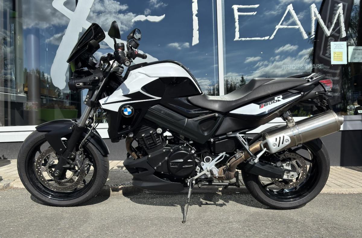 BMW in Schwarz von vorne