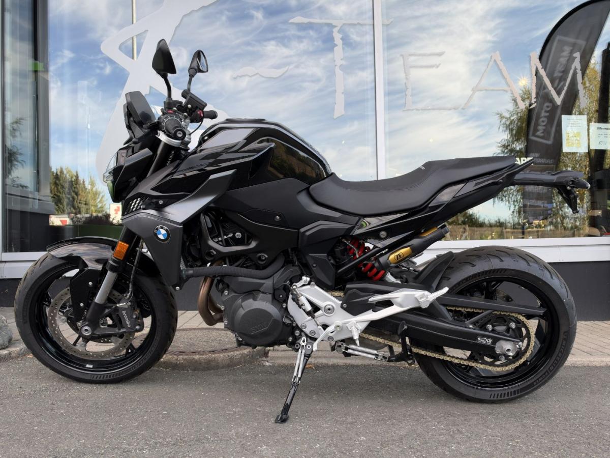 BMW F 900 R in Schwarz von vorne