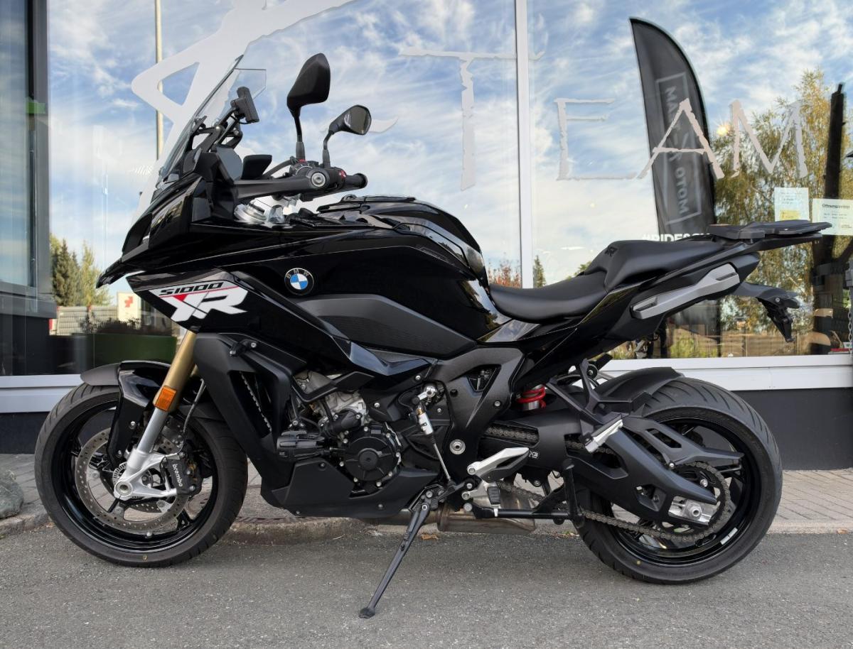BMW S 1000 XR in Schwarz von vorne