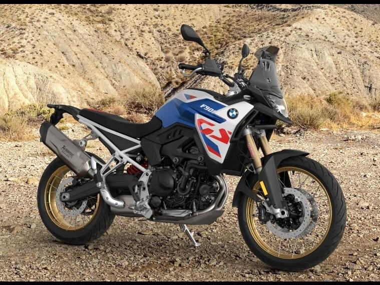 BMW F 900 GS in Blau von vorne