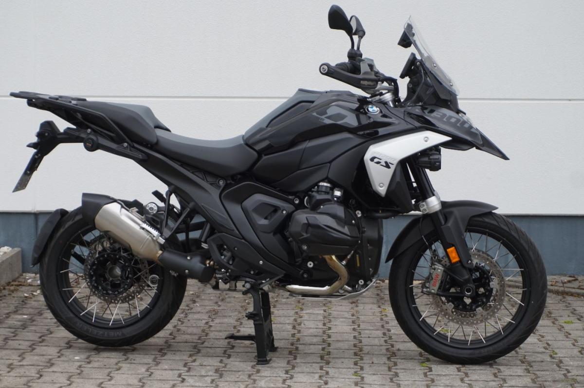 BMW R 1300 GS in Schwarz von vorne