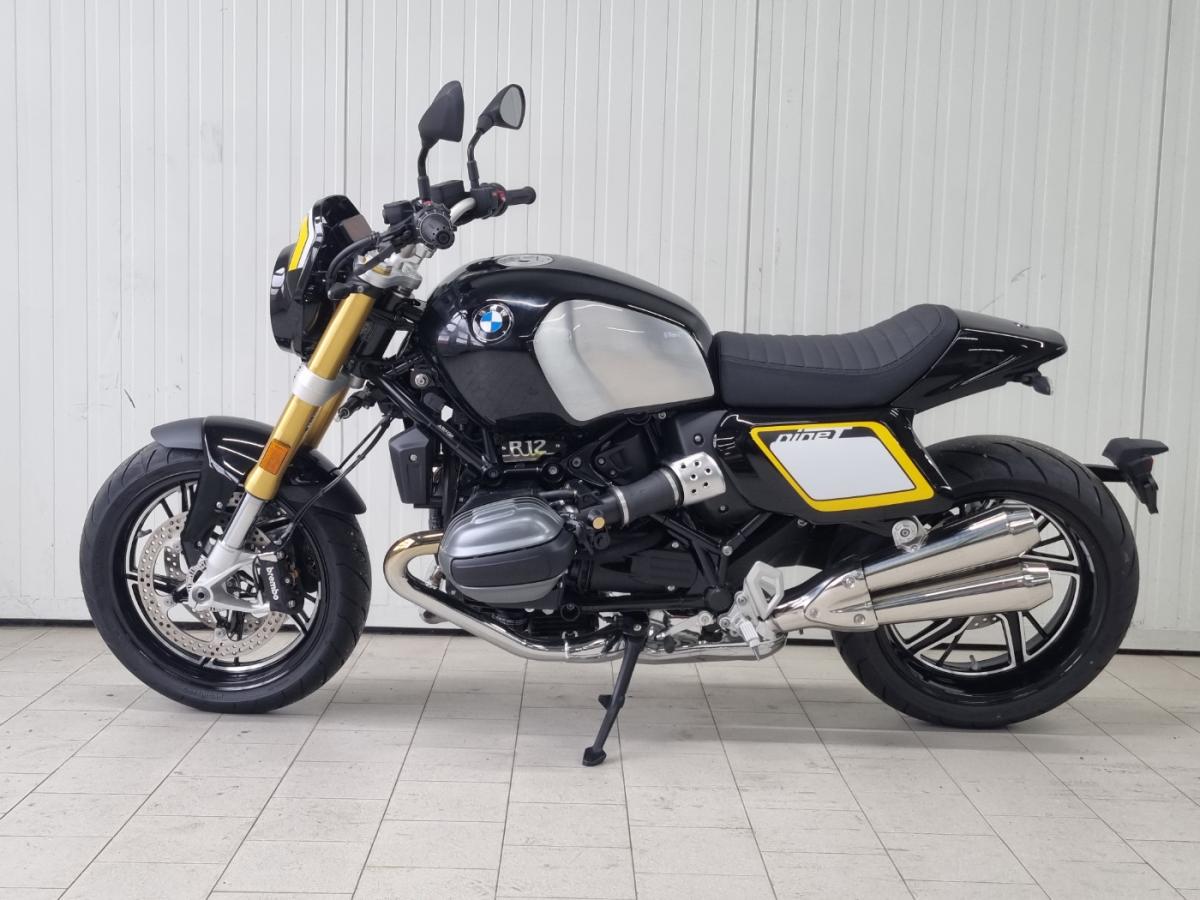 BMW R 12 nineT in Schwarz von vorne