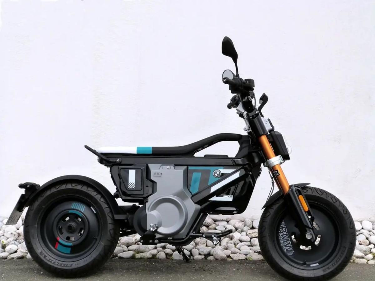 BMW CE 02 AM in Schwarz von vorne BMW CE 02 AM in Schwarz von vorne