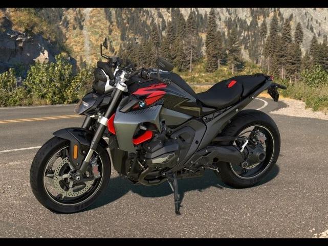 BMW R 1300 R in Schwarz von vorne
