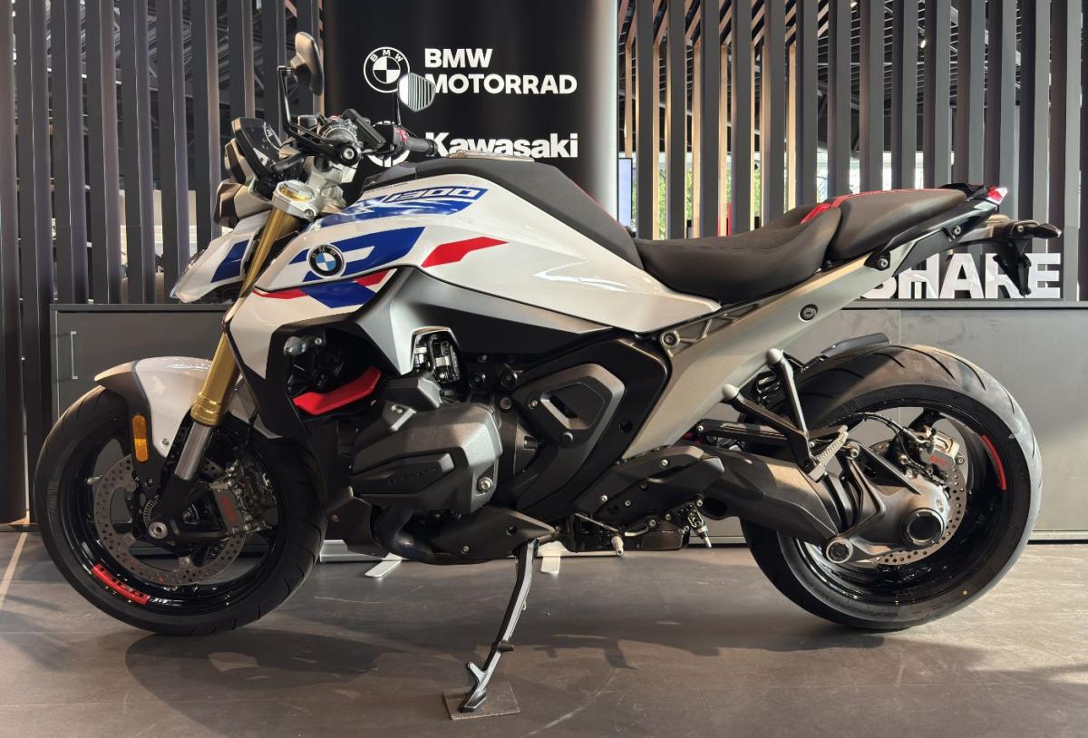 BMW R1300R in Weiß von vorne