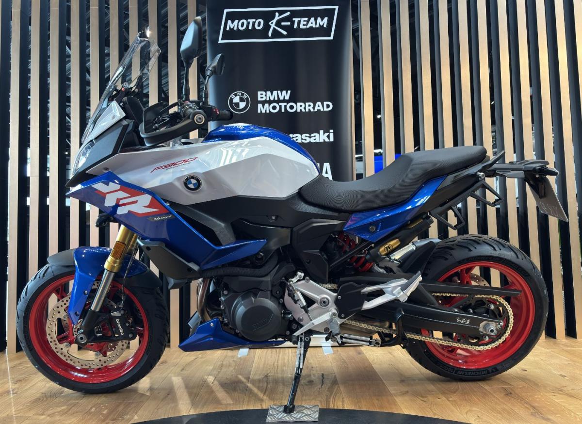 BMW F900XR in Weiß von vorne