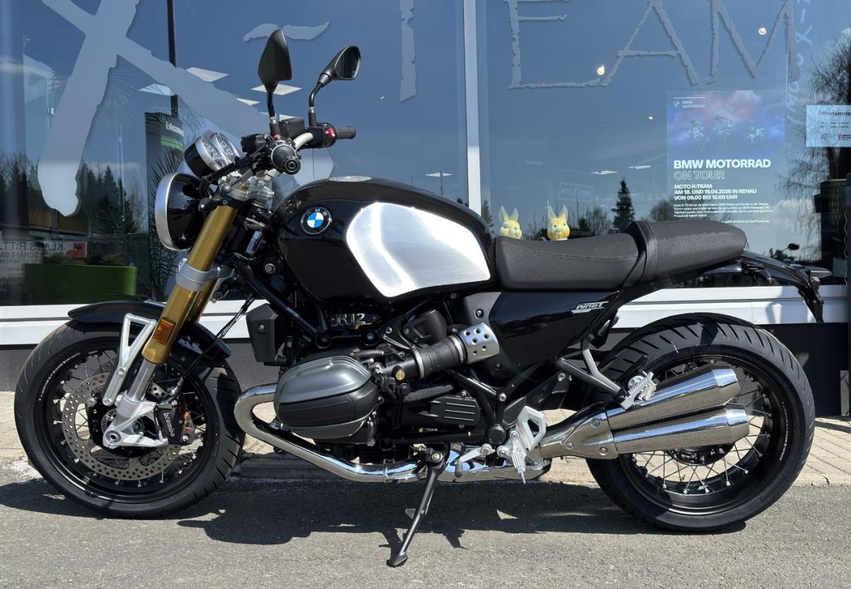 BMW R12 nineT in Schwarz von vorne