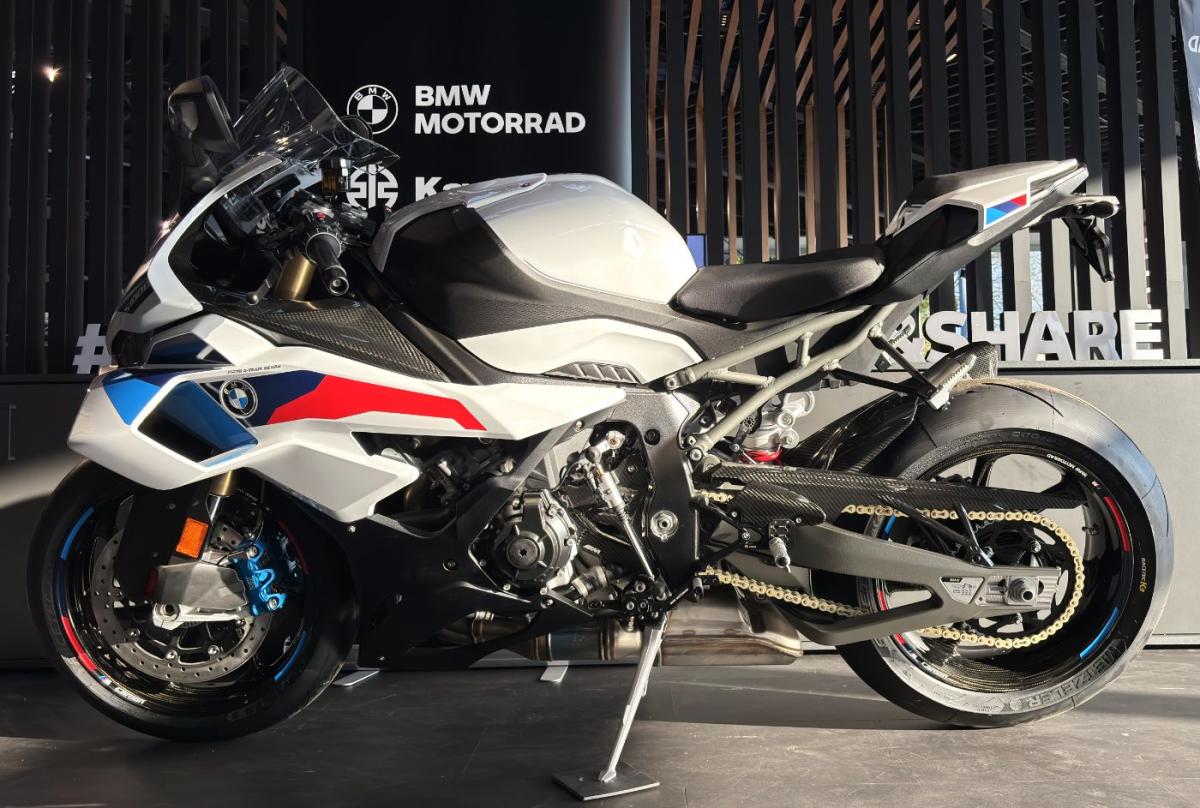 BMW S1000RR in Weiß von vorne