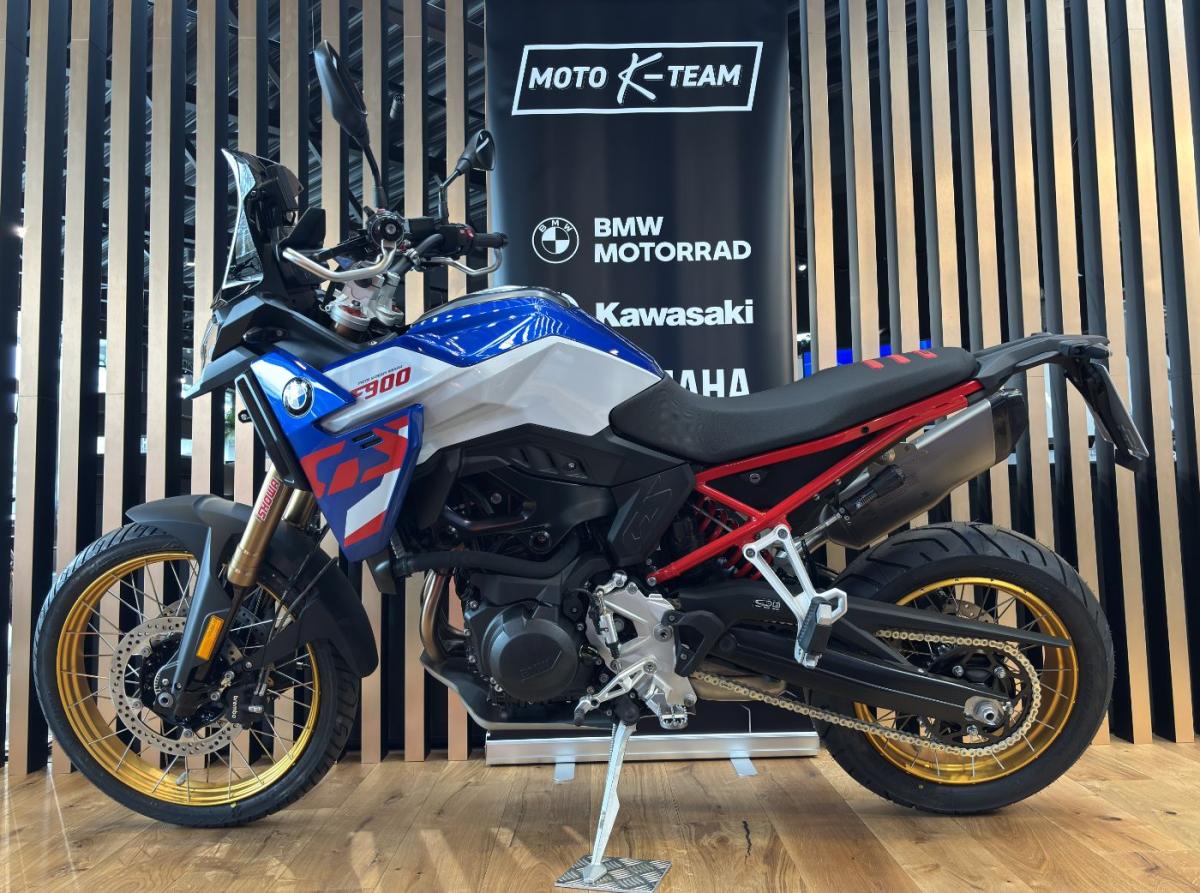 BMW F900GS in Blau von vorne