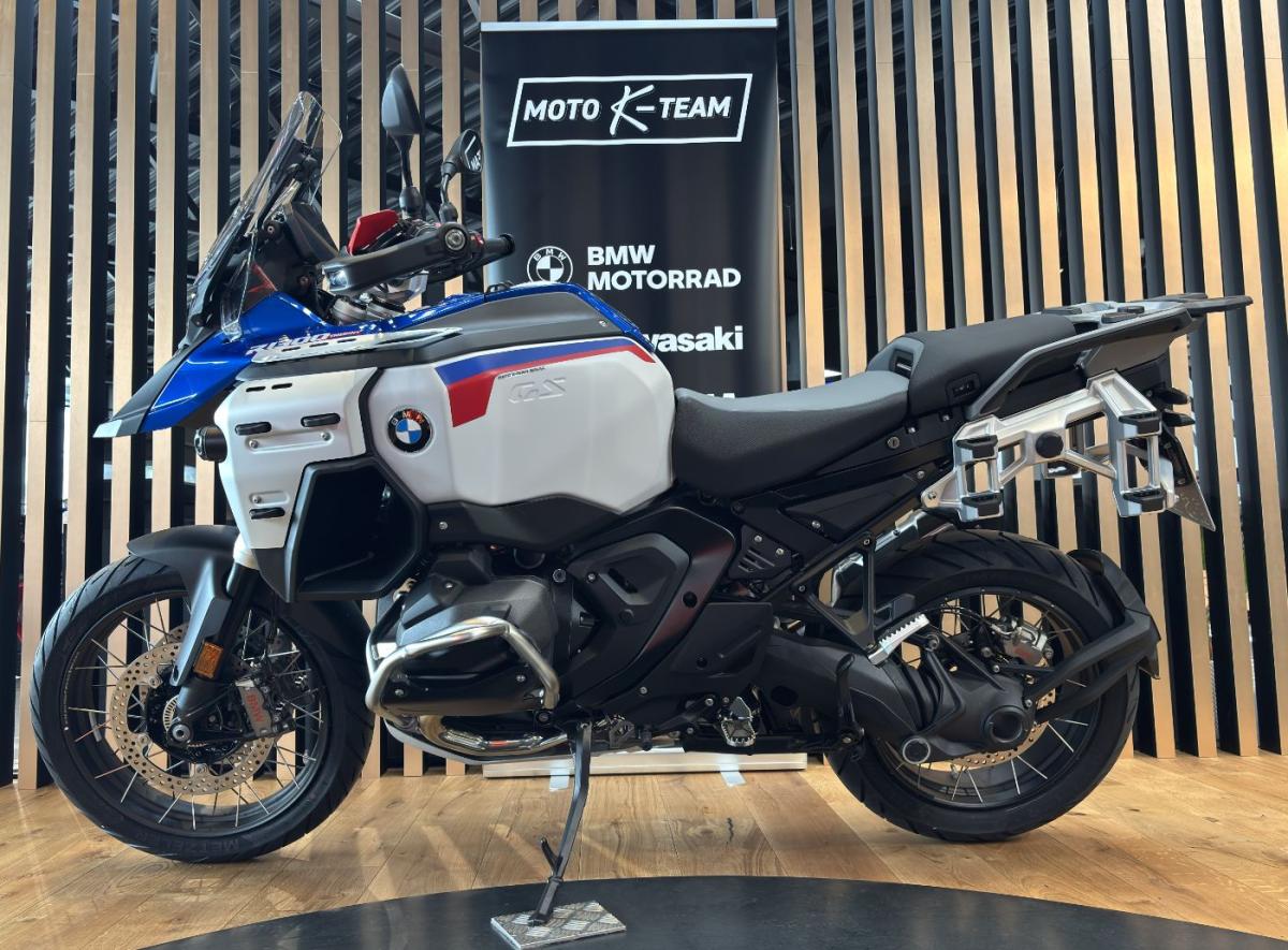 BMW R1300GS Adventure in Blau von vorne