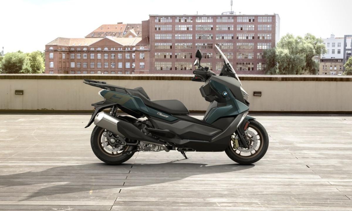 BMW C400GT in Blau von vorne
