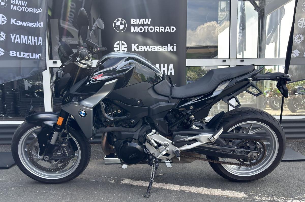 BMW F 900 R in Schwarz von vorne