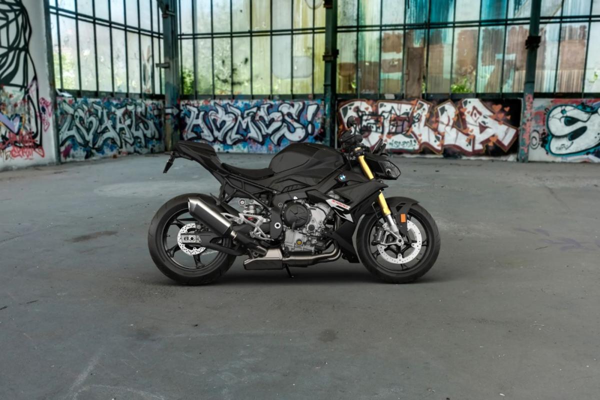 BMW S1000R in Schwarz von vorne