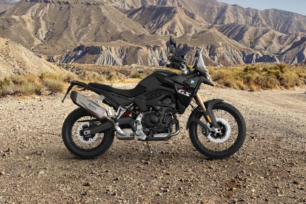BMW F900GS in Schwarz von vorne