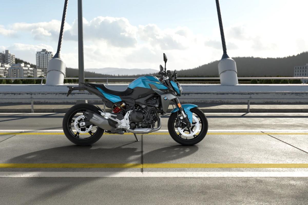BMW F 900 R in Blau von vorne BMW F 900 R in Blau von vorne